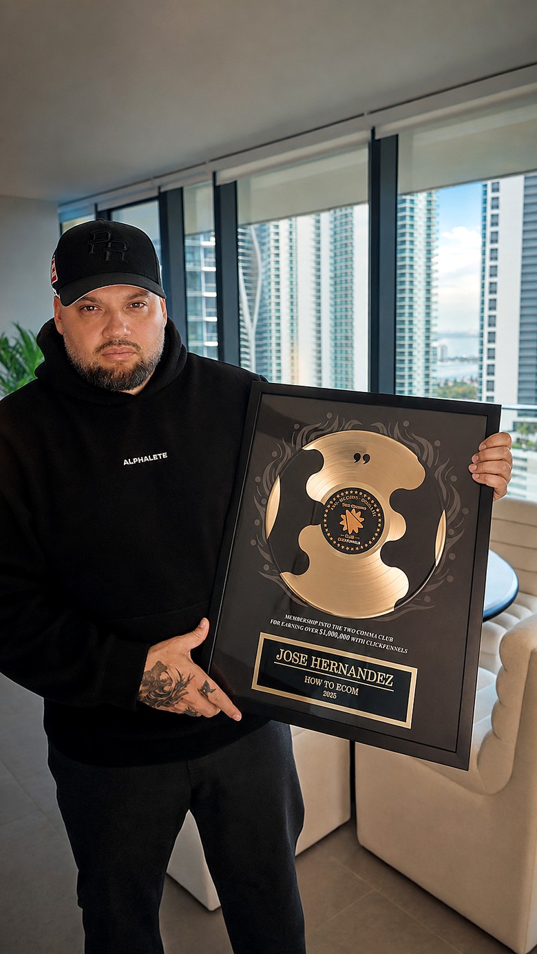 José Hernández con su premio Two Comma Club